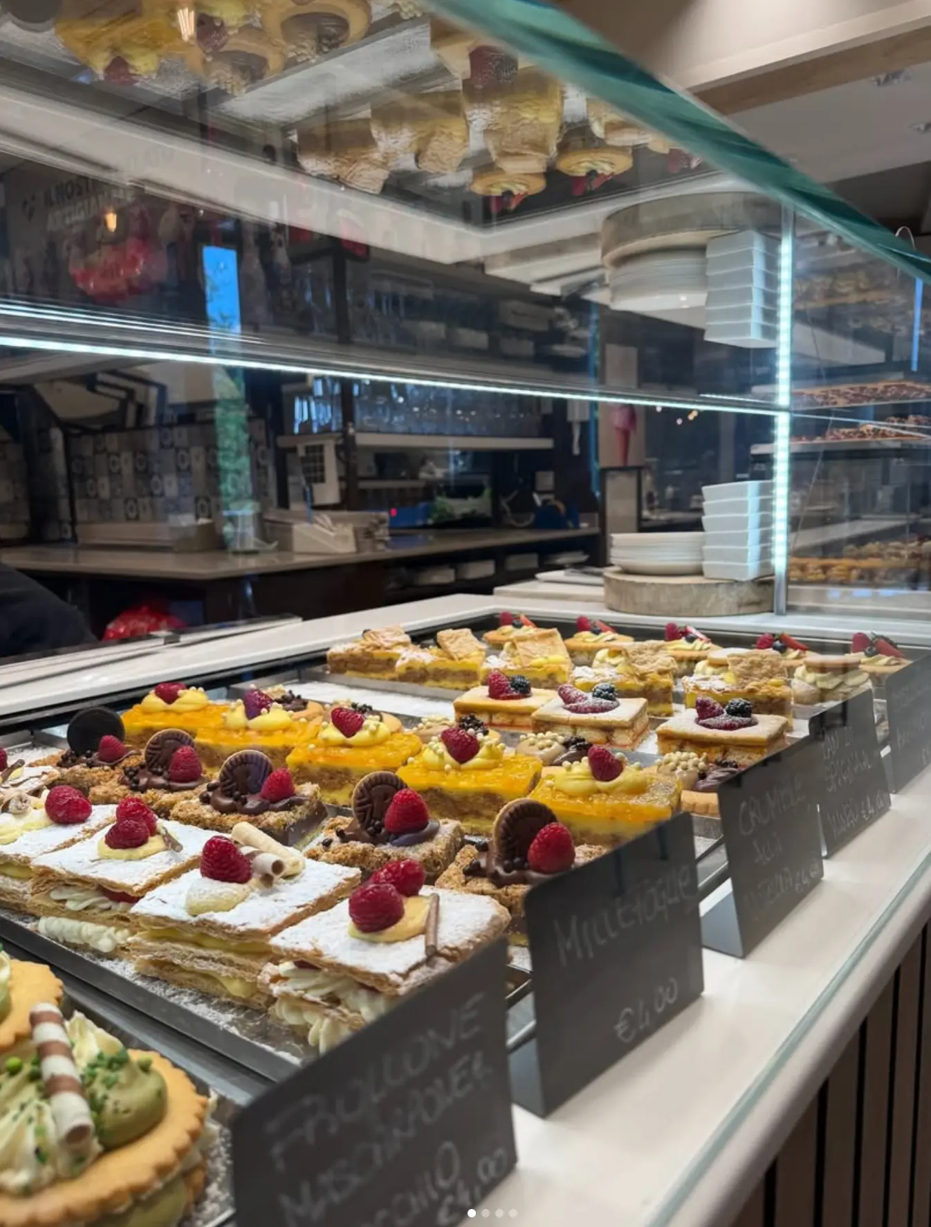 Vetrina di pasticcini della pasticceria Artigiana Fiume