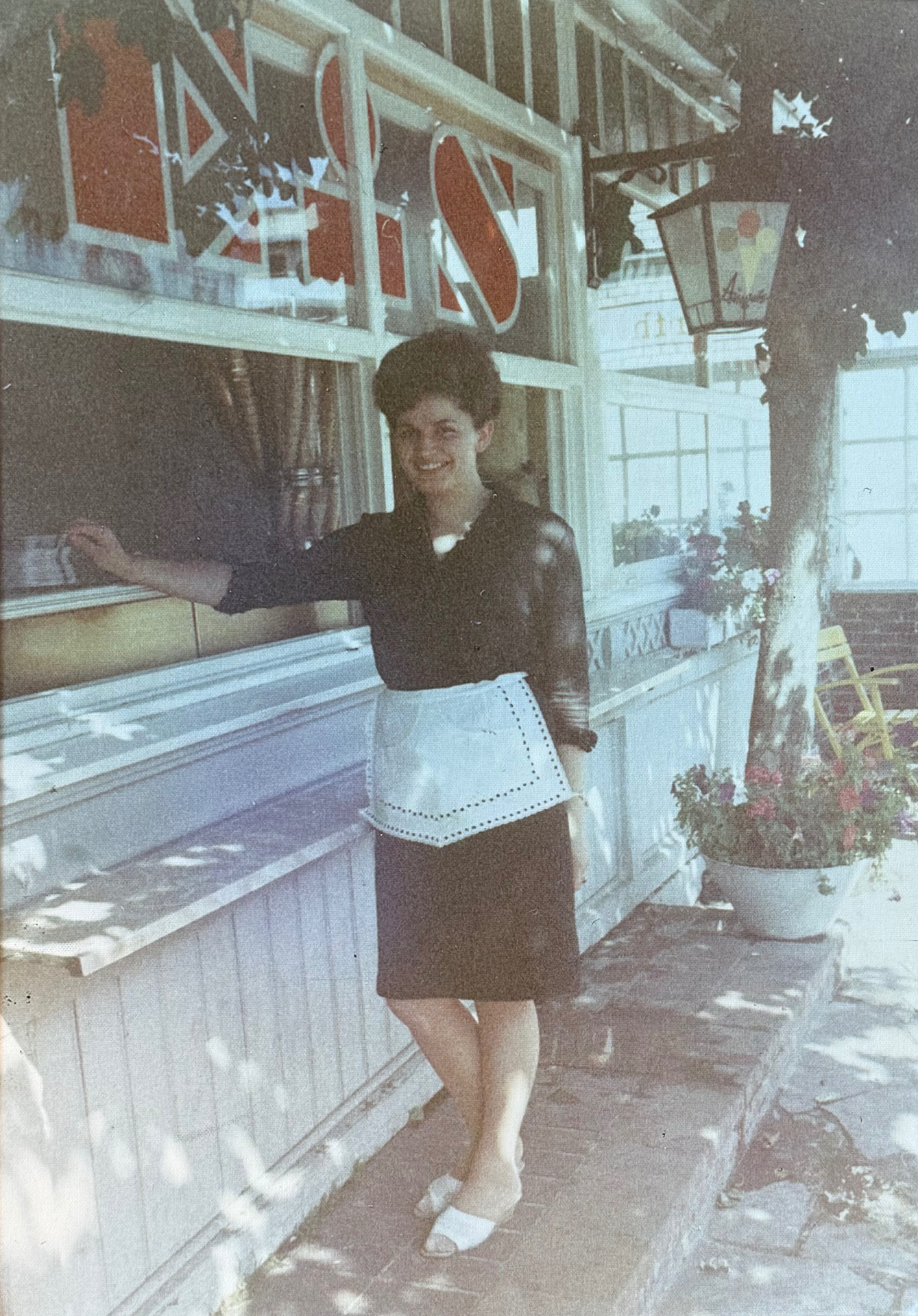 Foto storica all’ingresso della pasticceria